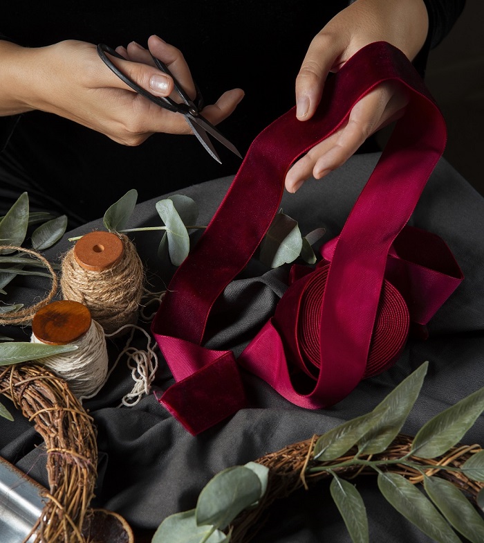 hands-assembling-advent-wreath